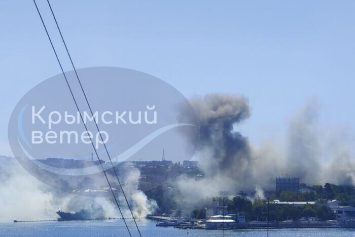 Российские оккупанты уничтожают здание штаба Черноморского флота (фото)