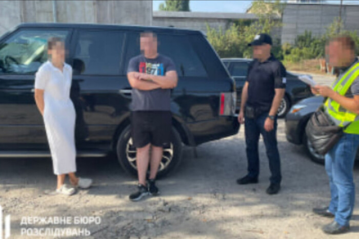 Подружжя з Києва продавало військовим безкоштовні автівки з-за кордону