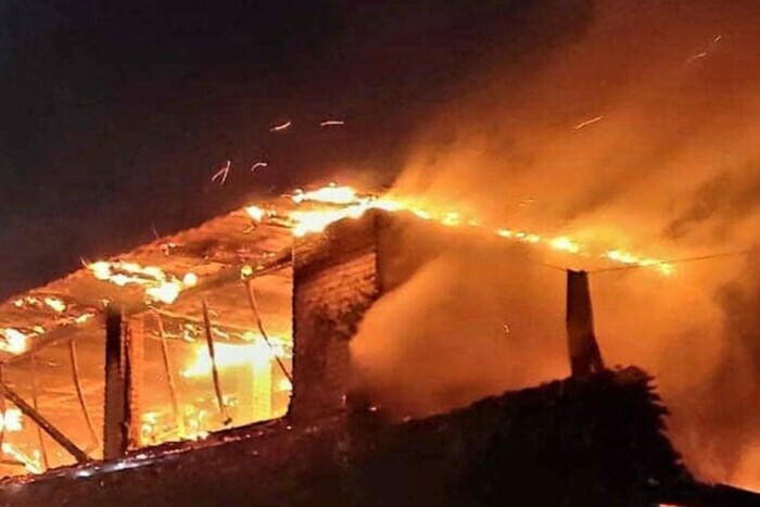 РФ снова ударила по Днепропетровщине: вспыхнули пожары, есть раненые (фото)