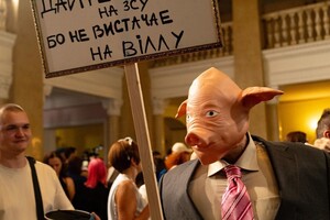 Український співак, одягнувши костюм свині, спародіював чиновників, які крадуть гроші для ЗСУ