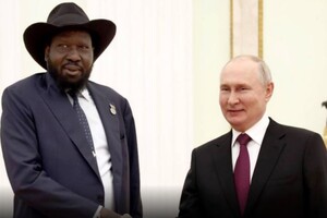 Президент Південного Судану на зустрічі із Путіним відмовився зняти капелюха (відео)