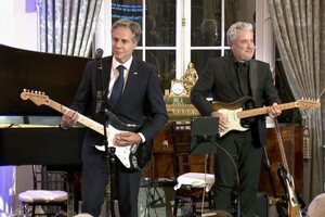Держсекретар США Блінкен ушкварив на гітарі та заспівав (відео) 