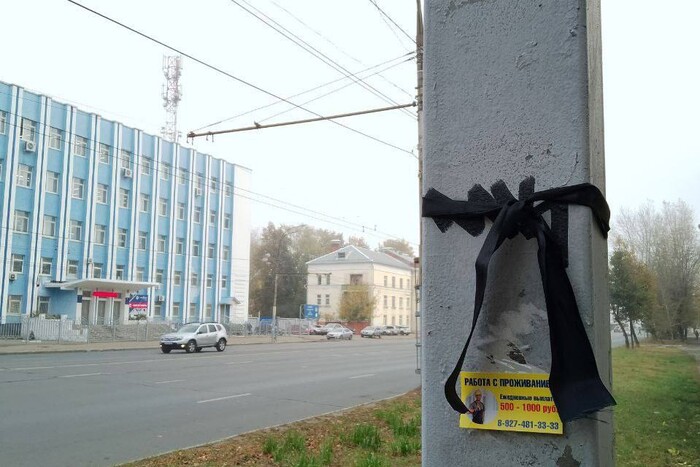 У Росії під рекламою військової служби з'явилися жалобні стрічки (фото)