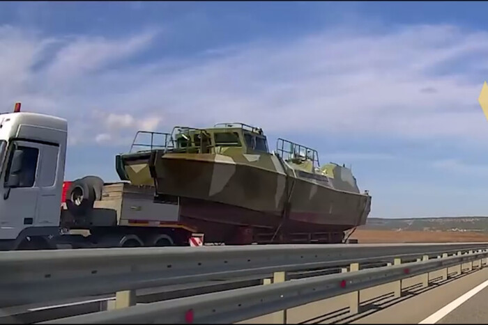 Окупанти в Криму переміщують катери суходолом, побоюючись українських дронів у морі