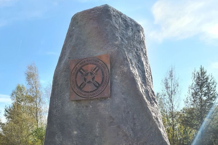 На місці падіння літака терориста Пригожина з’явився пам’ятник-камінь 