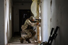 Український снайпер із позивним Барт на позиції під назвою «схованка» у закинутій будівлі (південь України)
