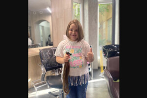 Семирічна школярка з Чернівців обрізала волосся, щоб допомогти ЗСУ (фото)