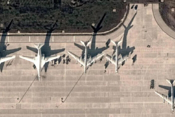 Россияне заменили настоящие бомбардировщики на аэродроме нарисованными (фото)