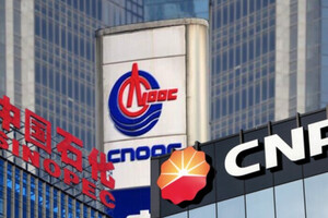 Корпорация Sinopec Group, в свою очередь, владеет 10% процентами акций ПАО «Сибур Холдинг»