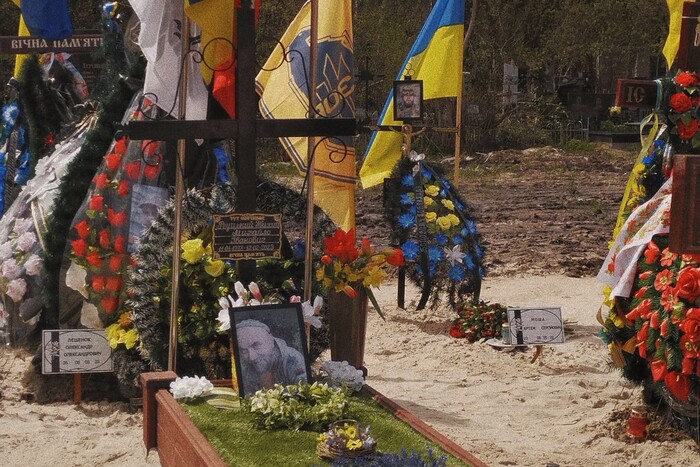 У Києві рідні загиблих воїнів скаржаться на крадіжки з могил (фото)