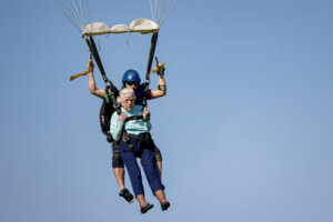 104-річна жінка стрибнула з парашутом і претендує на світовий рекорд