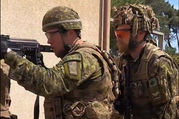 Канадські військові показали, як вчать українських захисників вести бій
