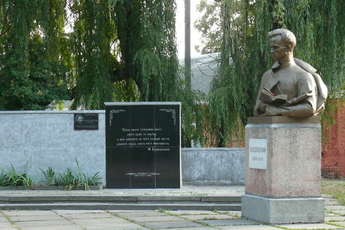 У Києві знесено пам'ятник Островському (фото)