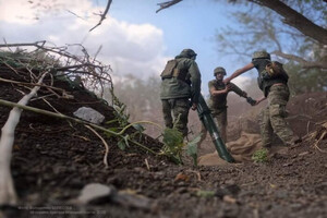 Военнослужащие утепляют свои блиндажи и утепляют свои места жительства