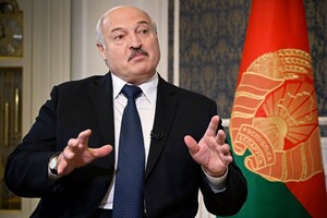 Лукашенко пытается усидеть сразу на нескольких стульях