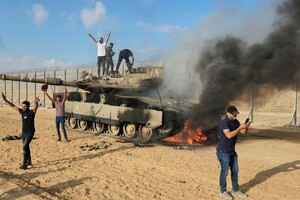 Знищений ізраїльський танк біля паркану в секторі Газа на схід від Хан-Юніса