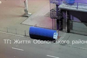 У Києві через сильний вітер впала зупинка (фото)