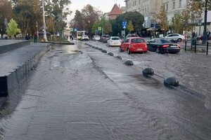 У Львові затопило центр міста через аварію (фото, відео)