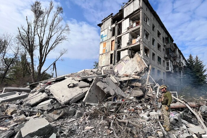 Авіаудар росіян зруйнував п’ятиповерхівку в Авдіївці, під завалами можуть бути люди