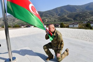 Алієв підняв прапор Азербайджану в головному місті Карабаху (фото)