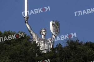 З монумента «Батьківщина-мати» у Києві демонтували радянський герб. Замість нього встановили тризуб