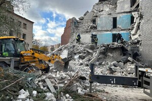 Ракетний удар по гуртожитку Слов'янська: під завалами є люди (фото)