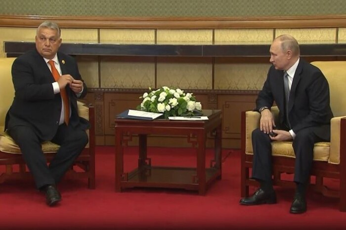 Нервував, сіпався, смикав краватку. Як Орбан слухав Путіна у Китаї (відео)