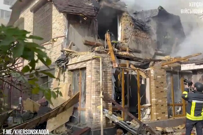 Окупанти вдарили по середмістю Херсона: є постраждалі (відео)