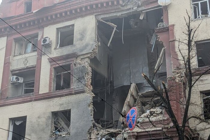 Ракетний удар по Запоріжжю: рятувальники попередили про загрозу обвалу будинку