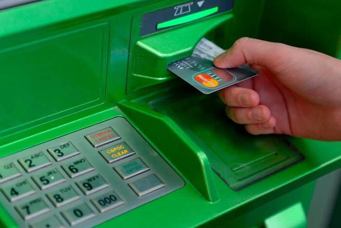 Чи можуть українцям блокувати банківські картки за неявку до ТЦК? Роз’яснення