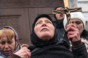Вірянки УПЦ (МП) під час протесту проти виселення монахів з території Нижньої Лаври, Київ, 31 березня 2023 року