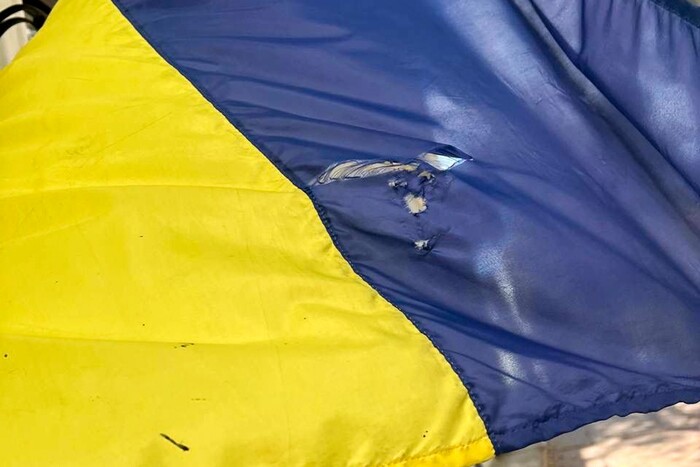 В Одесі п’яний юнак розірвав прапор України