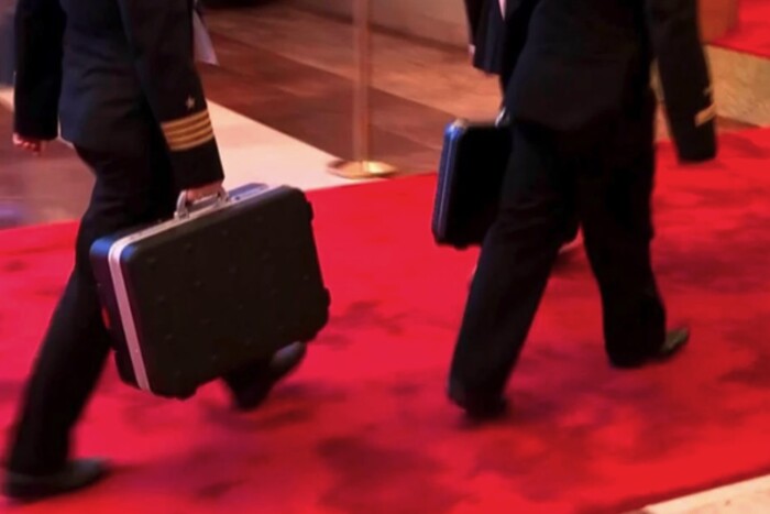 Розвідка повідомила про вміст валіз, які носять офіцери за Путіним