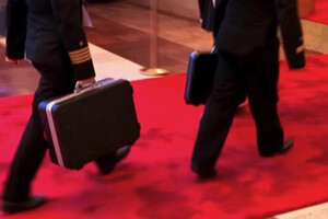 Разведка сообщила о содержании чемоданов, которые носят офицеры за Путиным