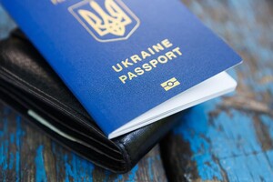 Як замінити закордонний паспорт за межами України: роз'яснення МЗС