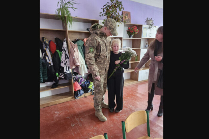 Военный приехал к школьнице, которая отправила ему письмо с рисунком: трогательные фото