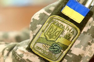 Унаслідок нападу п'ятьох невідомих військовий отримав перелом шиї та набряк мозку.