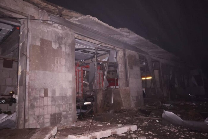 Окупанти вдарили ракетою по пожежній частині в Ізюмі (фото)