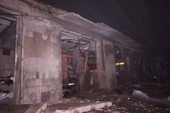 Оккупанты ударили ракетой по пожарной части в Изюме (фото)