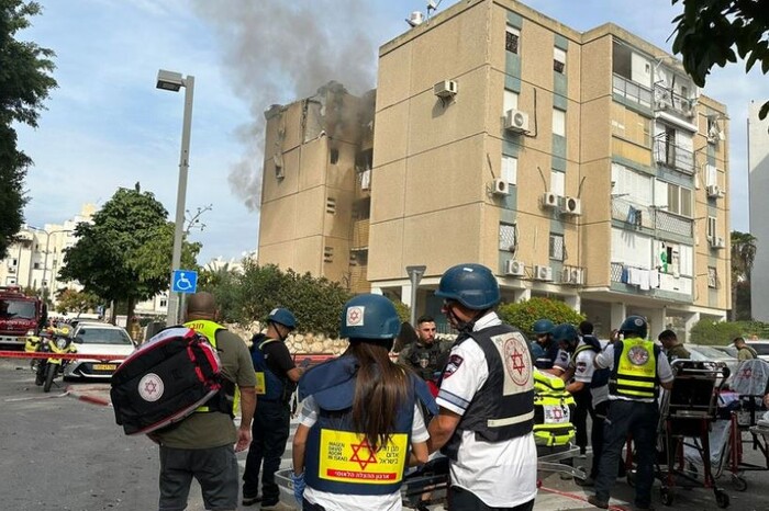 ХАМАС вдарив по Тель-Авіву. Ракета влучила у житловий будинок (відео)