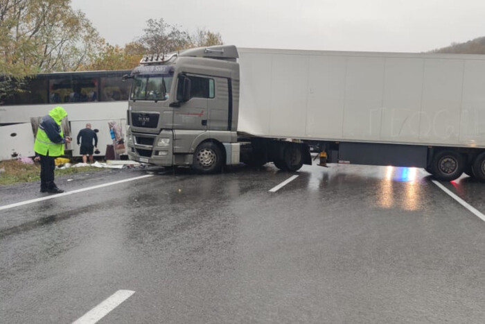 Під Мукачевом вантажівка зіштовхнулася з автобусом до Риму: є загиблі