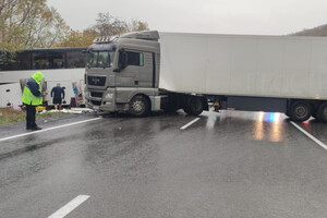 Під Мукачевом вантажівка зіштовхнулася з автобусом до Риму: є загиблі
