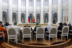 Новий гігантський стіл Путіна насмішив світ