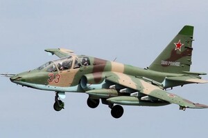 Штурмовик Су-25 призначений для підтримки сухопутних військ над полем бою вдень і вночі