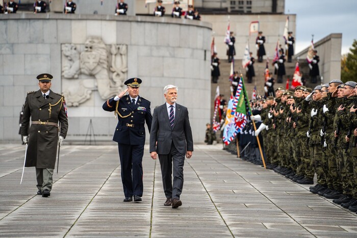Президент Чехії під час урочистої церемонії втрапив у курйоз 