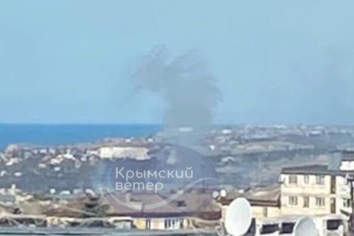 У Криму потужні вибухи: піднімається дим (фото)