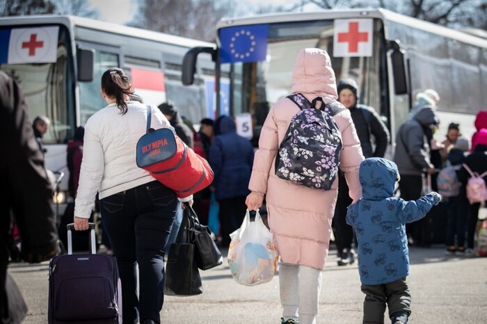 Що найбільше тримає українських біженців за кордоном: промовиста статистика