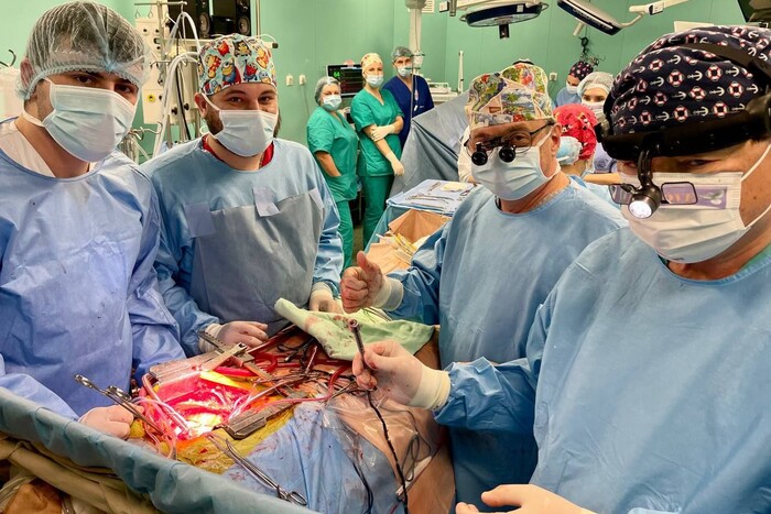 Українські лікарі дістали металевий уламок із серця військового (фото)