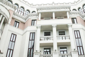 Олена Зеленська придбала квартиру у житловому комплексі «Імператор» у Лівадії у квітні 2013 року