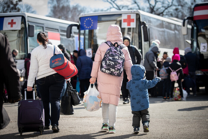Что больше всего держит украинских беженцев за границей: красноречивая статистика